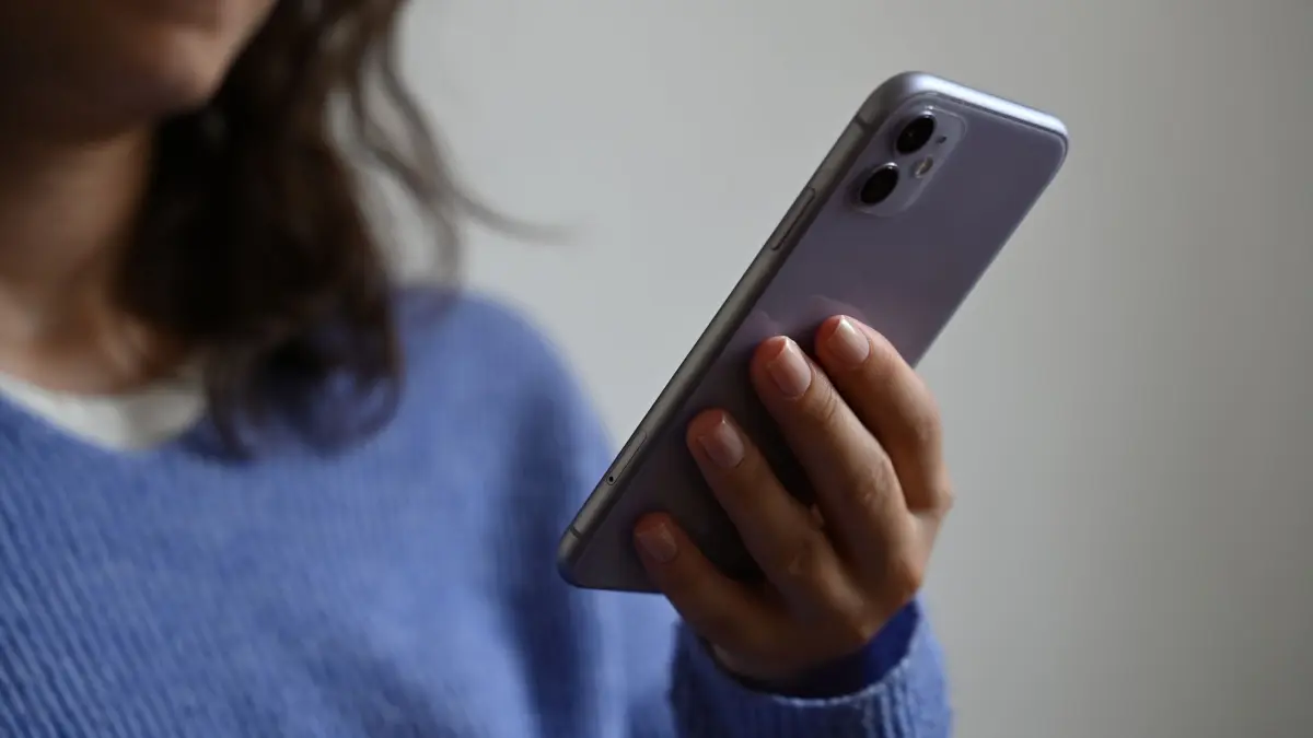 Rekordzahl an Beratungen beim Krisentelefon (Symbolbild): SYMBOLBILD - 05.07.2024, Berlin: Eine Frau hält ein Smartphone in der Hand. (zu dpa: «Deutlich mehr Beratungen bei Frauen-Hilfetelefon») Foto: Helena Dolderer/dpa +++ dpa-Bildfunk +++