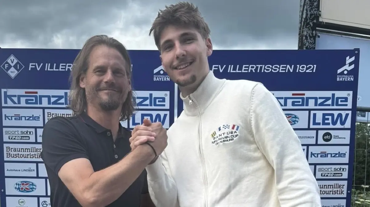 Der Sportlicher Leiter Jochen Schmitt begrüßt Ben Kronenberg als Neuzugang für die kommende Saison beim FV Illertissen.