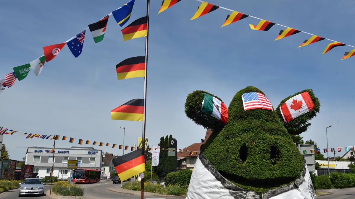 Sämtliche Flaggen der insgesamt 48 an der WM teilnehmenden Nation sind im Hechinger Kaufland-Kreisverkehr vereint. Die drei Ausrichter sind beim Männle besonders prominent angebracht.