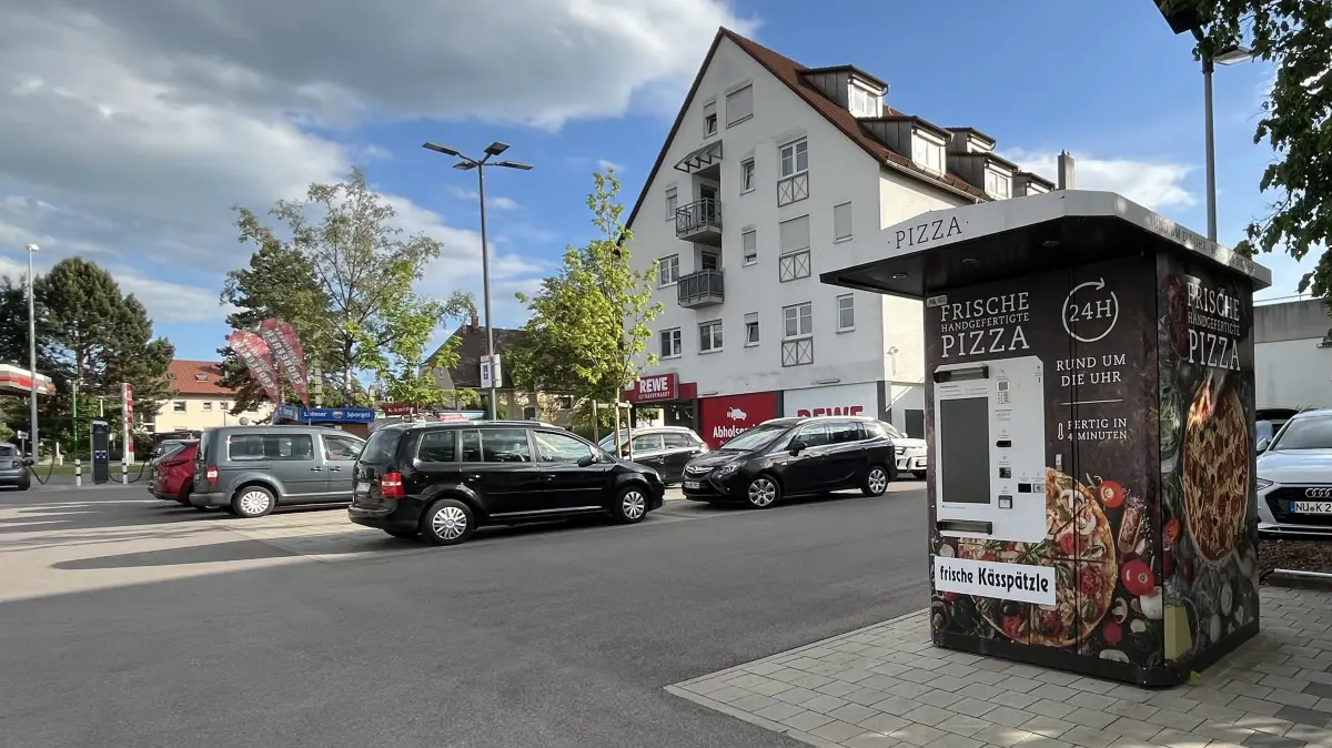 Bei Rewe in Neu-Ulm/Pfuhl steht dieser Pizza-Automat. Aber wie die vier anderen Standorte von NPM Food ist auch dieser außer Betrieb.