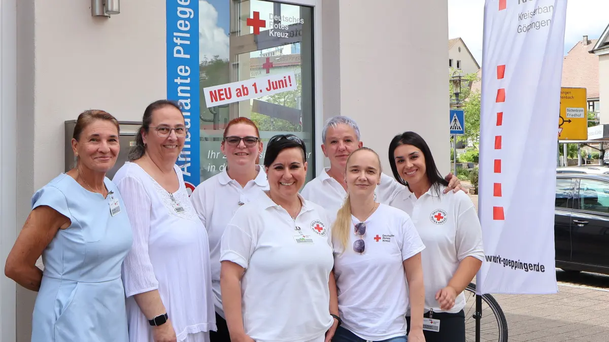 DRK Pflegestützpunkt Ambulanter Pflegedienst Ebersbach Ute Kothe links und das Team