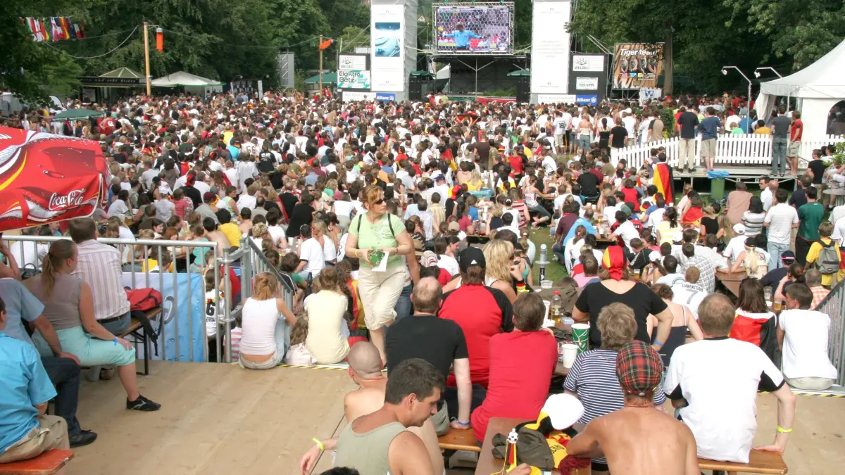Kostenpflichtiges Public Viewing im Tübinger WM-Park (Anlagensee), Spiel Deutschland - Ecuador 3:0 am 20.06.06, auf der Leinwand: Jens Lehmann, Bild: Hantke: Vorsicht: Dieses Foto ist möglicherweise nur für den einstigen Verlag Schwäbisches Tagblatt verwendbar. Kostenpflichtiges Public Viewing im Tübinger WM-Park (Anlagensee), Spiel Deutschland - Ecuador 3:0 am 20.06.06, auf der Leinwand: Jens Lehmann, Bild: Hantke