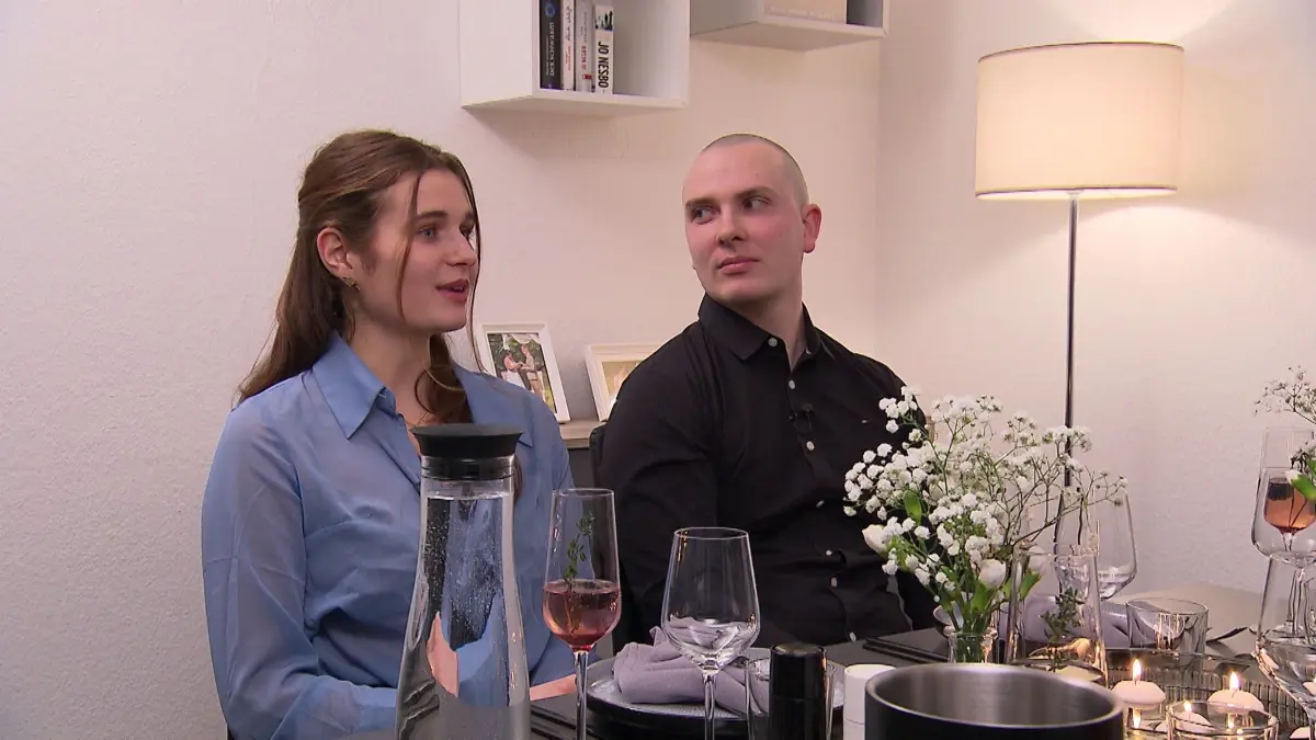 Veganerin Lisa (l.) muss bei Vicky auf einige Teile des Dinners verzichten. Rechts Paul.
