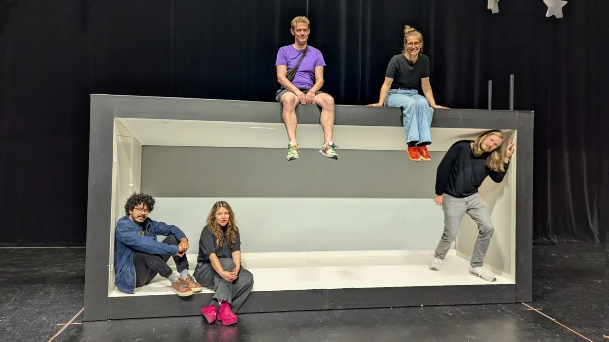 Das Hiob-Regieteam, von links: Daniel Märkle (Licht), Maike Bouschen (Regie), unten: Caio de Azevedo (Musik), Valentina Pino Reyes (Ausstattung) und Adrian Herrmann (Dramaturgie).