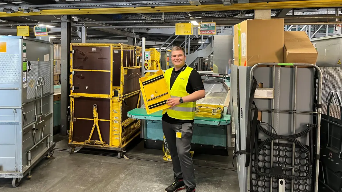 Nico Sautter, der Abteilungsleiter des Eutinger DHL-Zentrums, zeigt eine "Mausefalle", auf der Päckchen eingespannt werden, damit sie den Scanner passieren.