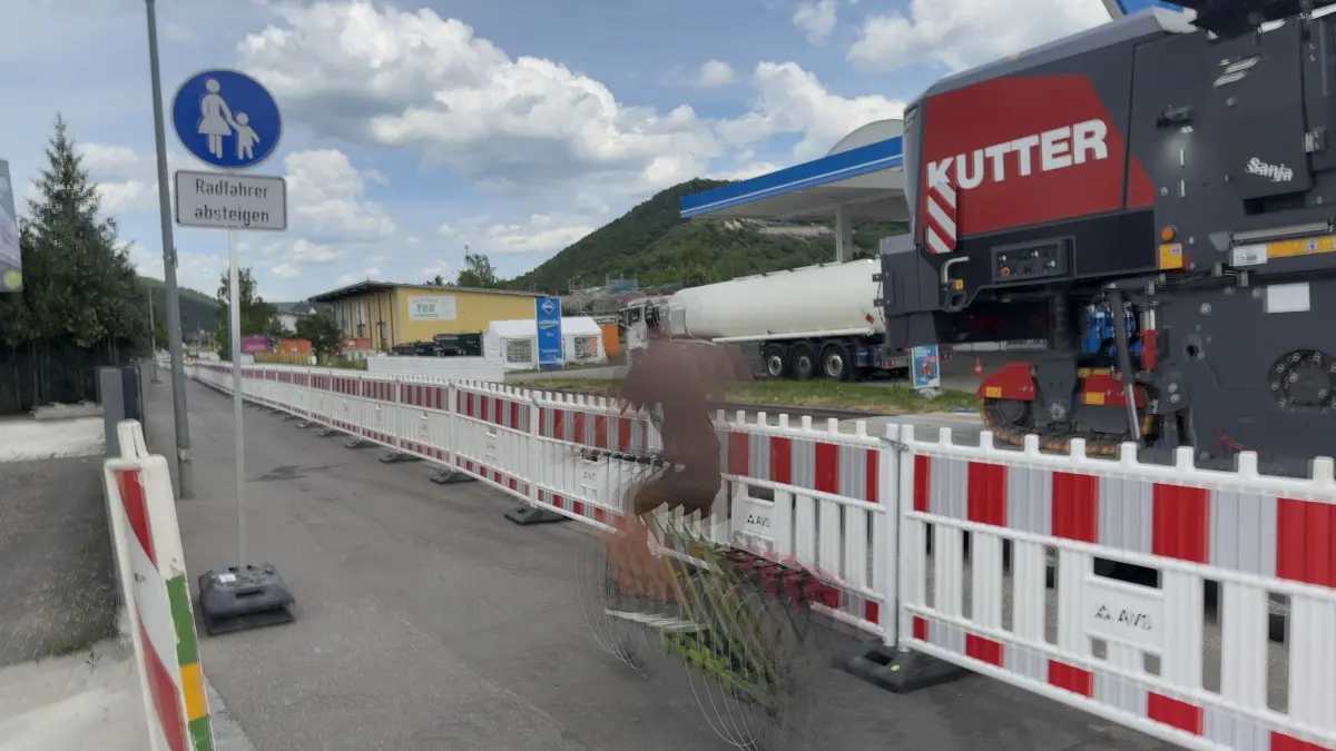 Radfahrer absteigen: Entlang der Bundesstraße in Schelklingen ist derzeit das Radeln nicht mehr möglich. Allerdings - kaum ein Radfahrer hält sich daran.