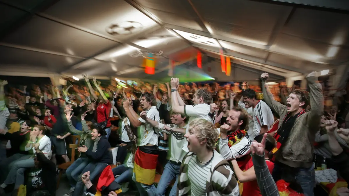 Vorsicht: Dieses Foto ist möglicherweise nur für den einstigen Verlag Schwäbisches Tagblatt verwendbar. Fußball EM Deutschland-Österreich, Jubel beim 1:0 (Endstand), Public Viewing im Schlachthof 16.06.08 Bild: Metz: Vorsicht: Dieses Foto ist möglicherweise nur für den einstigen Verlag Schwäbisches Tagblatt verwendbar. Fußball EM Deutschland-Österreich, Jubel beim 1:0 (Endstand), Public Viewing im Schlachthof
16.06.08 Bild: Metz