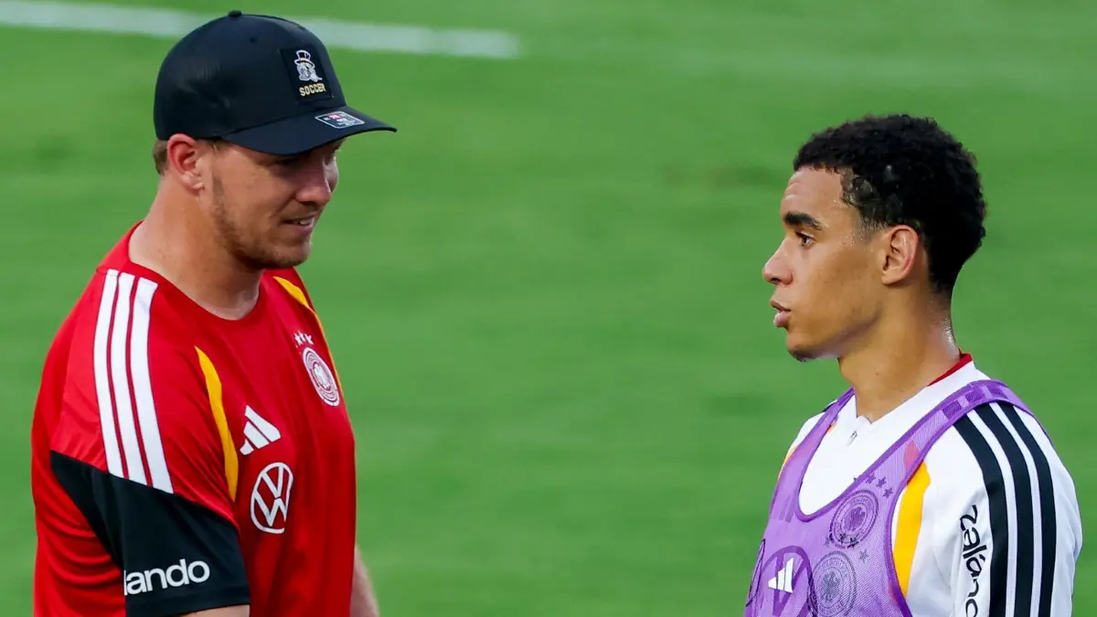 Fußball-WM 2026 - Training Deutschland: 08.06.2026, USA, Winston-Salem: Fußball: Nationalmannschaft, vor dem Spiel gegen Curacao. Bundestrainer Julian Nagelsmann (l, Deutschland) spricht mit Jamal Musiala (Deutschland) während der ersten Trainingseinheit der deutschen Nationalmannschaft auf dem Gelände der Wake Forest University. Foto: Jan Woitas/dpa - WICHTIGER HINWEIS: Gemäß den Vorgaben der DFL Deutsche Fußball Liga bzw. des DFB Deutscher Fußball-Bund ist es untersagt, in dem Stadion und/oder vom Spiel angefertigte Fotoaufnahmen in Form von Sequenzbildern und/oder videoähnlichen Fotostrecken zu verwerten bzw. verwerten zu lassen. +++ dpa-Bildfunk +++