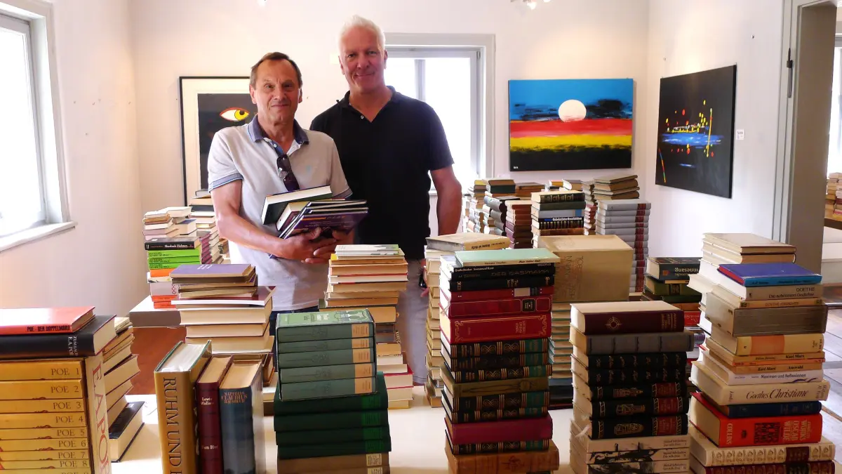 Einer der ersten, die sich beim Bücherflohmarkt mit Lesestoff eindeckten, war Edwin Weckerle aus Stetten (links). Martin Sprissler von "Haigerloch aktiv" freute sich darüber.