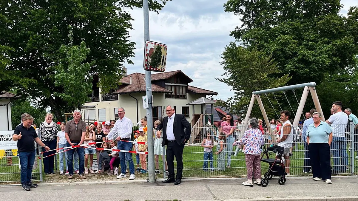 Von den Kindern ungeduldig erwartet: Der Holzhauser Spielplatz ist offiziell freigegeben.