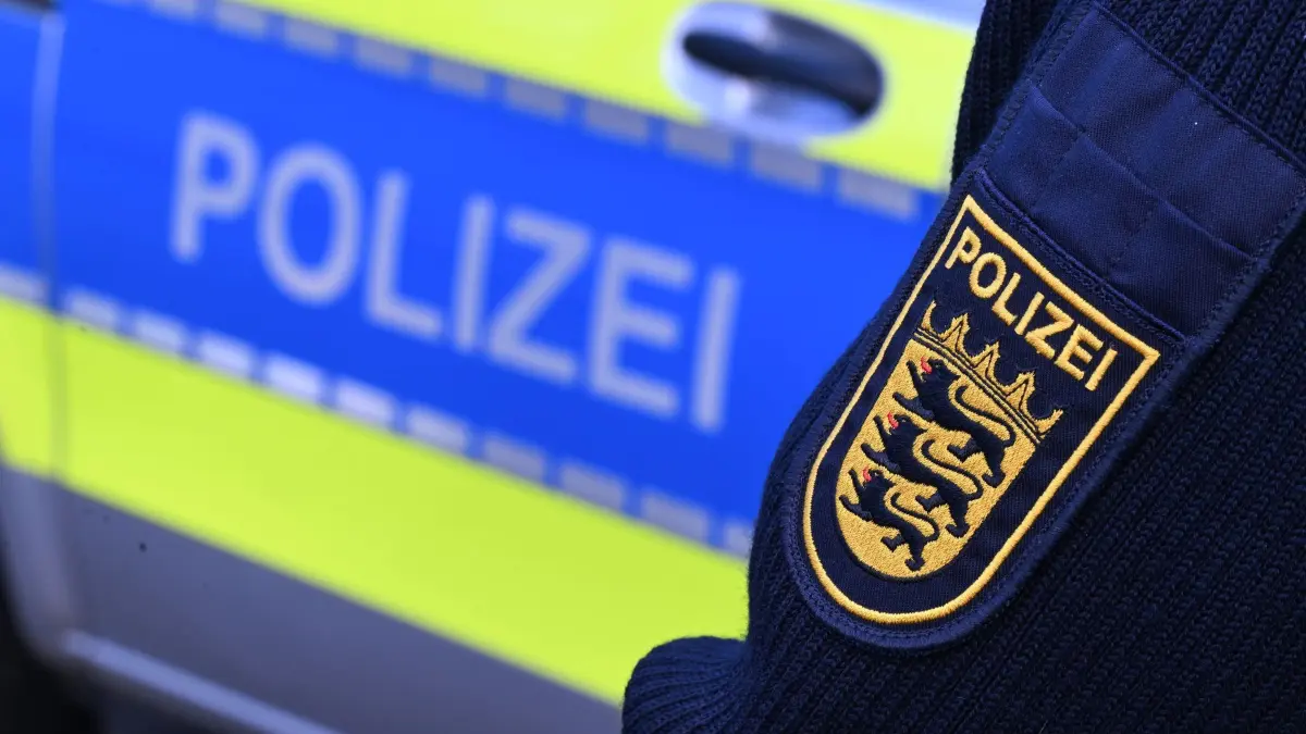 Polizei: ARCHIV - 03.12.2024, Baden-Württemberg, Stuttgart: Das Logo der Polizei auf der Dienstkleidung eines Beamten. (zu dpa: «Nackter belästigt Gäste in Therme und attackiert Polizisten») Foto: Bernd Weißbrod/dpa +++ dpa-Bildfunk +++