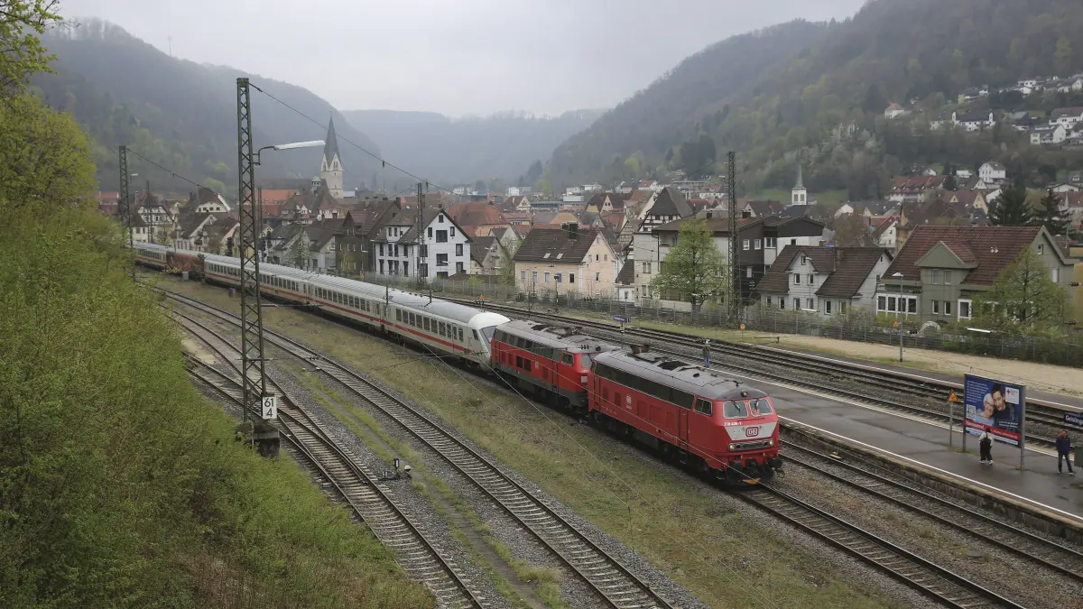 Der letzte Intercity-Zug (IC) durch Geislingen. Am 8. Juli 2026 verkehrt letztmals ein Intercity planmäßig durchs Filstal. Eine 55-jährige Bahnepoche geht damit zu Ende, auch wenn die Züge nur selten in Geislingen hielten.