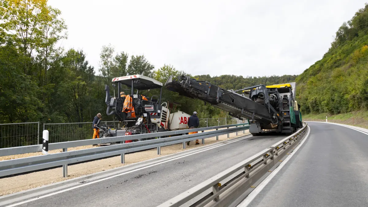 Baustelle, Sanierung Geislinger Steige, neuer Radweg wird asphaltiert