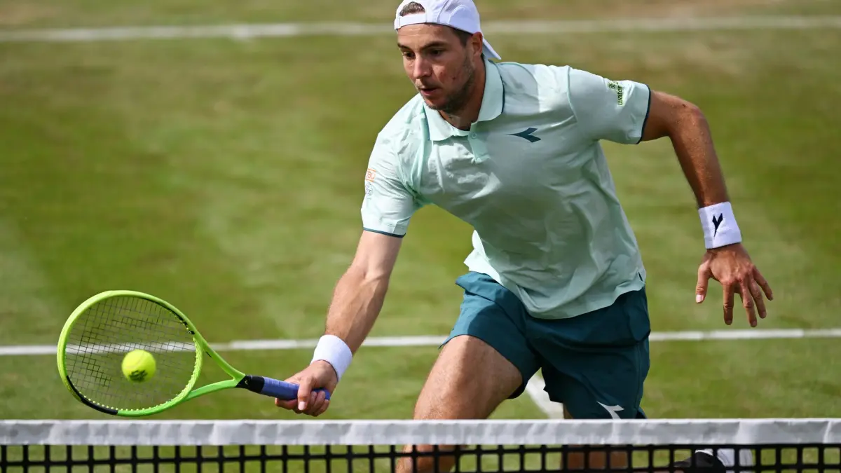 Tennis: ATP-Tour - Stuttgart: 09.06.2026, Baden-Württemberg, Stuttgart: Tennis: ATP-Tour - Stuttgart, Einzel, Männer, 1. Runde. Struff (Deutschland) - Galarneau (Kanada). Jan-Lennard Struff in Aktion. Foto: Marijan Murat/dpa +++ dpa-Bildfunk +++