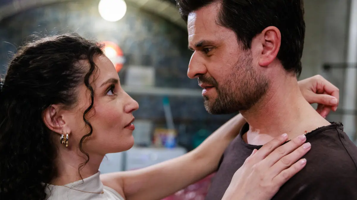 Zwischen Naomi (Nadine Menz) und Paco (Milos Vukovic) entsteht ein naher Moment.