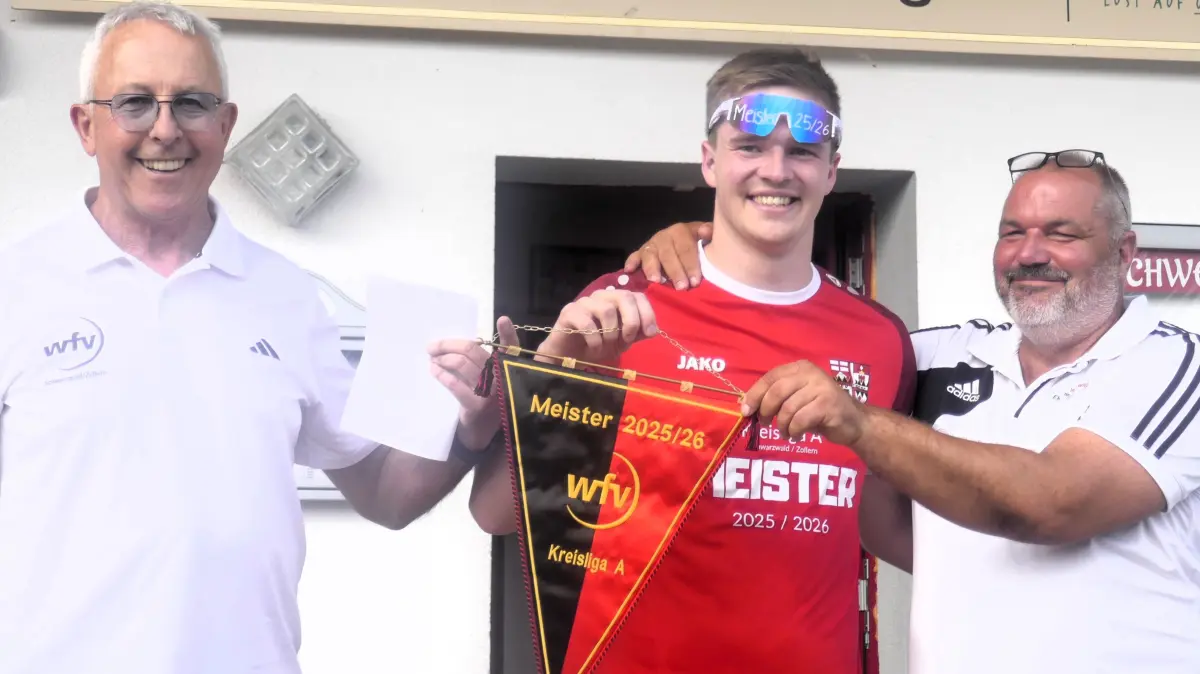 Aus den Händen von Staffelleiter Edwin Rebholz (li.) nahm SGM-Kapitän Marvin Mauz unter dem Beifall der zahlreich anwesenden Fans den Meisterwimpel sowie die Glückwünsche von Werner Scheuble (re.), Vorsitzender des gastgebenden SV Schwenningen, entgegen.