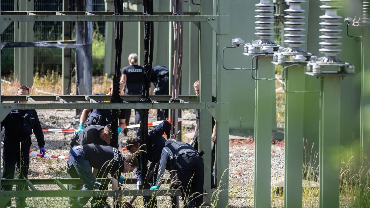 Großflächiger Stromausfall in Reutlingen: 08.06.2026, Baden-Württemberg, Reutlingen: Nach einem großflächigen Stromausfall in Reutlingen stehen Polizeikräfte auf dem Gelände eines Umspannwerks, in dem es in der Nacht gebrannt hatte und sichern Spuren. (zu dpa: «Feuer in Umspannwerk - Ermittler gehen von Brandstiftung aus») Foto: Christoph Schmidt/dpa +++ dpa-Bildfunk +++