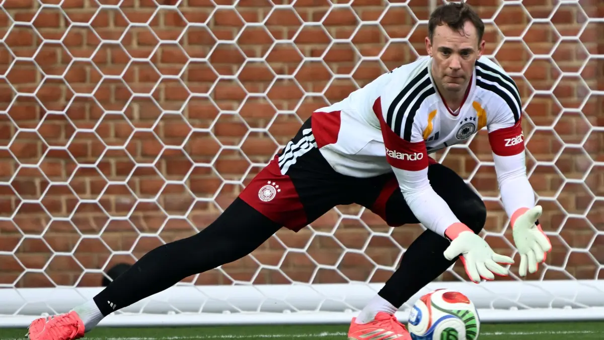 Fußball-WM 2026 - Training Deutschland: 08.06.2026, USA, Winston-Salem: Fußball: Nationalmannschaft, vor dem ersten WM-Spiel gegen Curacao, Torwart Manuel Neuer (Deutschland) in Aktion beim öffentlichen Training auf dem Gelände der Wake Forest University. Foto: Federico Gambarini/dpa +++ dpa-Bildfunk +++