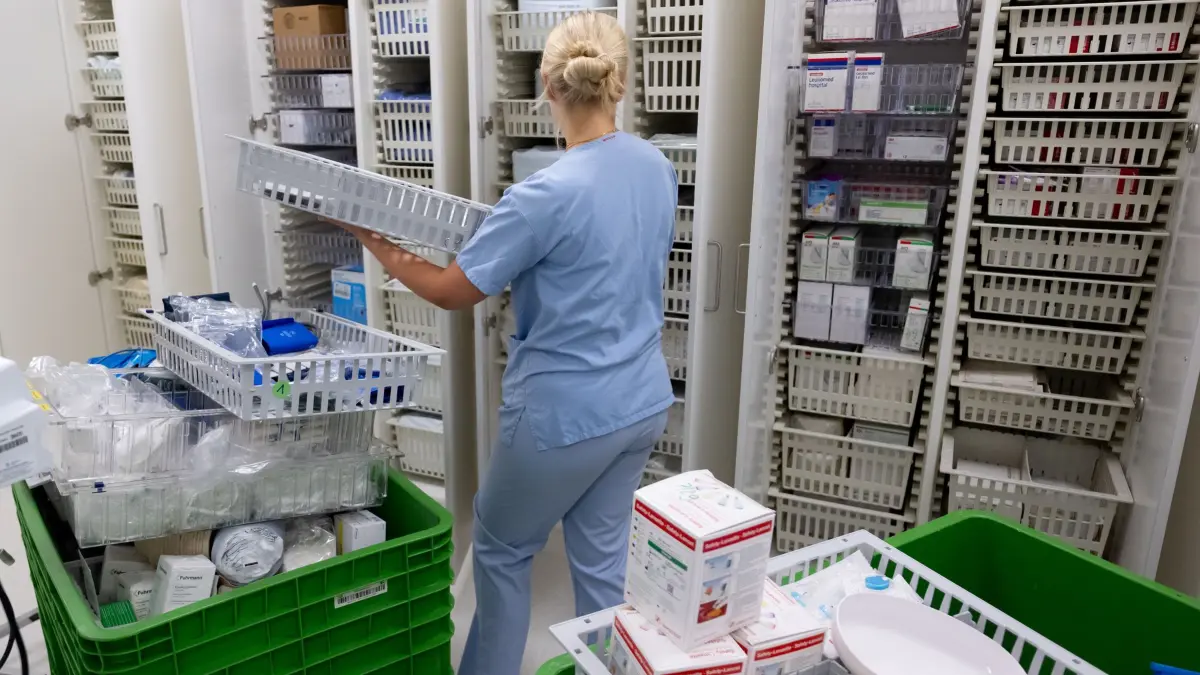 Umzug der Klinik Harlaching: 09.06.2026, Bayern, München: Eine Mitarbeiterin sortiert nach dem Umzug der Kindernotaufnahme der Klinik Harlaching in ein neues Gebäude Verbrauchsmaterial in einen Schrank. Binnen einer Woche zieht das komplette Krankenhaus mitsamt Patienten und Personal in den Neubau. Foto: Sven Hoppe/dpa +++ dpa-Bildfunk +++