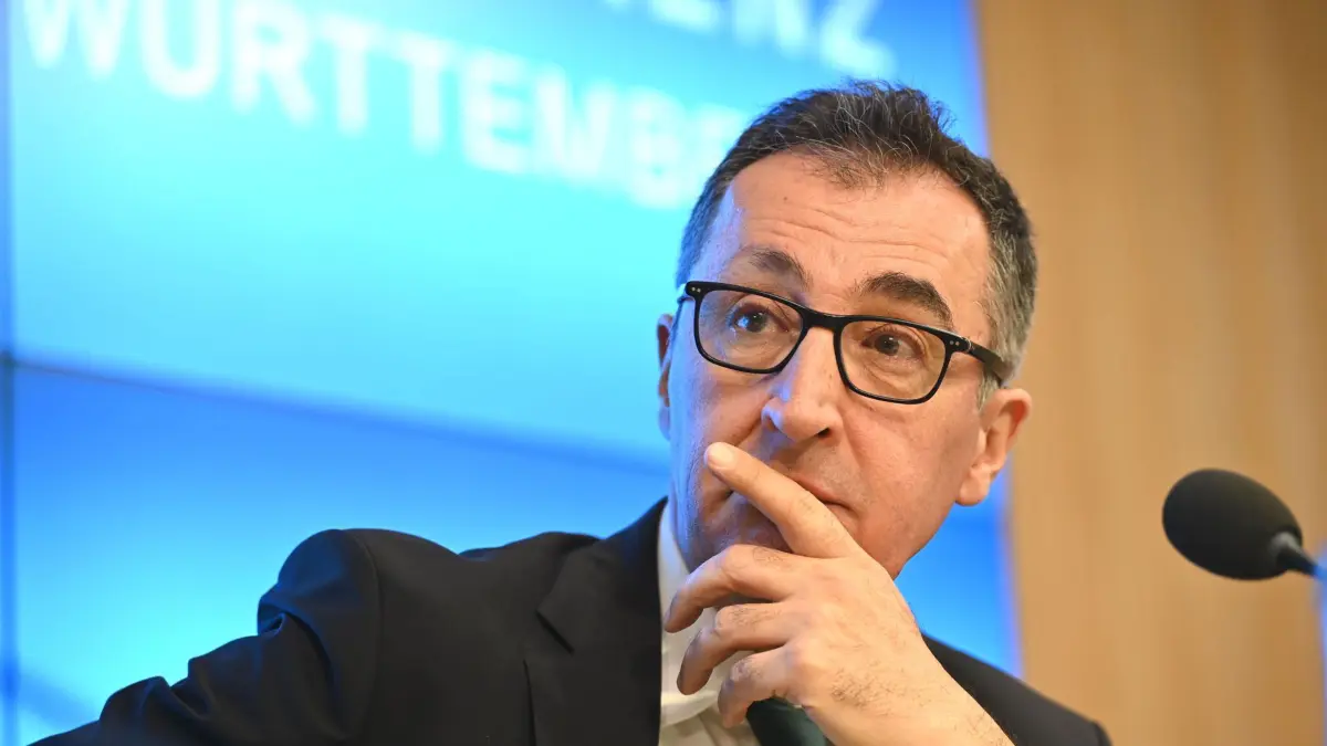 ARCHIV - 19.05.2026, Baden-Württemberg, Stuttgart: Cem Özdemir (Bündnis 90/Die Grünen), Ministerpräsident von Baden-Württemberg, und Manuel Hagel (CDU), sitzt in der Landespressekonferenz. Özdemir stellt sich zum ersten Mal als Regierungschef den Fragen der Journalistinnen und Journalisten. Zuvor hatte das grün-schwarze Kabinett erstmals regulär getagt. (zu dpa: «Özdemir: Wegen «Lügenfritz» zeige ich niemanden an») Foto: Katharina Kausche/dpa +++ dpa-Bildfunk +++