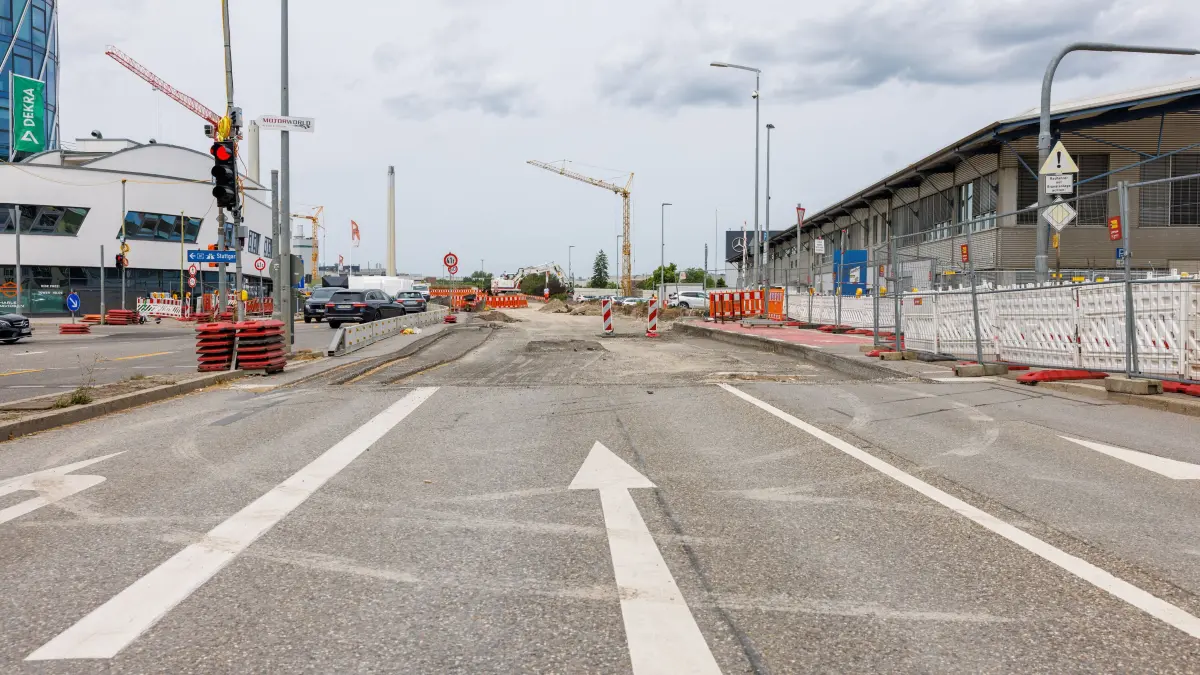 Kreuzung Wolfgang-Brumme-Allee: Baustellen an der A81, Wolfgang-Brumme-Allee, Kreuzung Motoworld, Flugfeldallee,