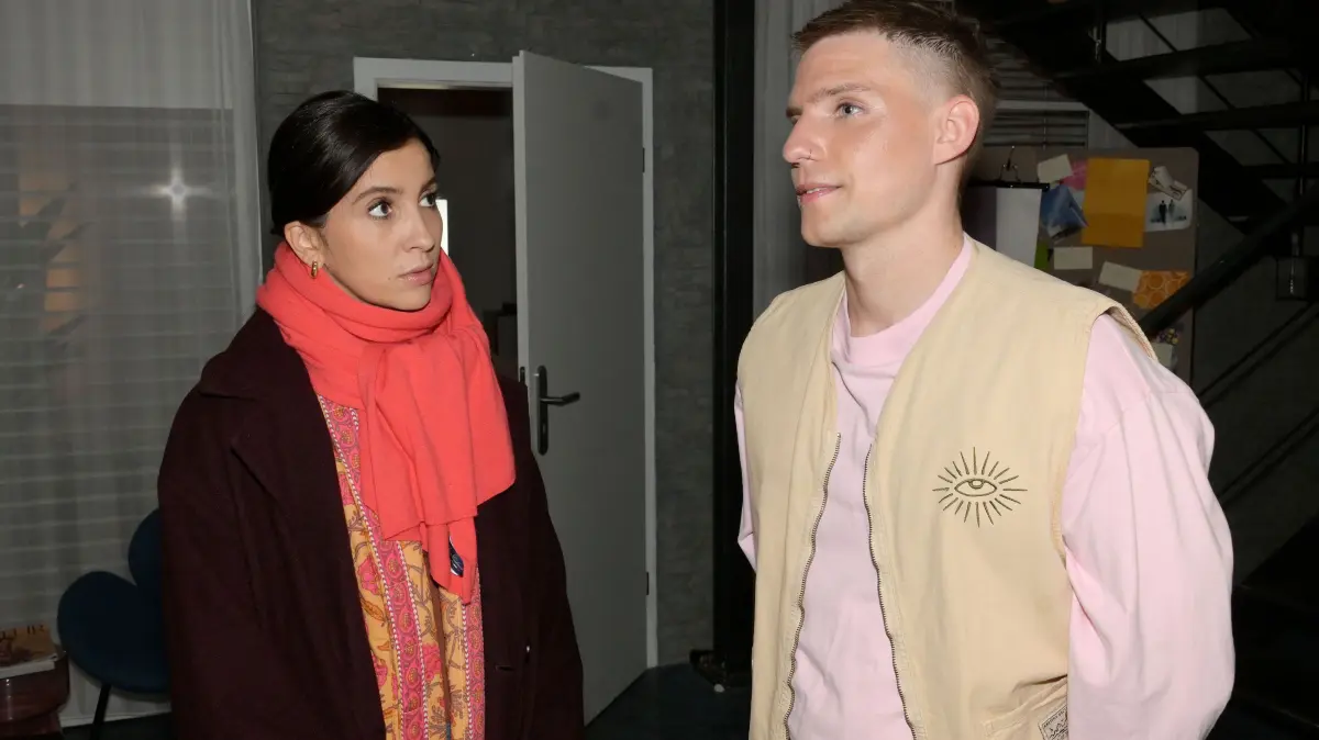 Wegen Laura (Chryssanthi Kavazi) will Moritz (Lennart Borchert) die Agentur verlassen.
