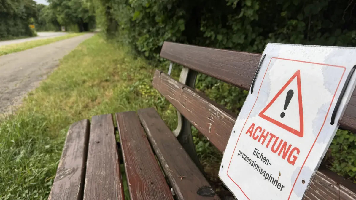 Nicht zu übersehen sind die Warnungen vor dem Eichenprozessionsspinner, so wie an der Sitzung auf Höhe des Wohngebiets Stockoch.