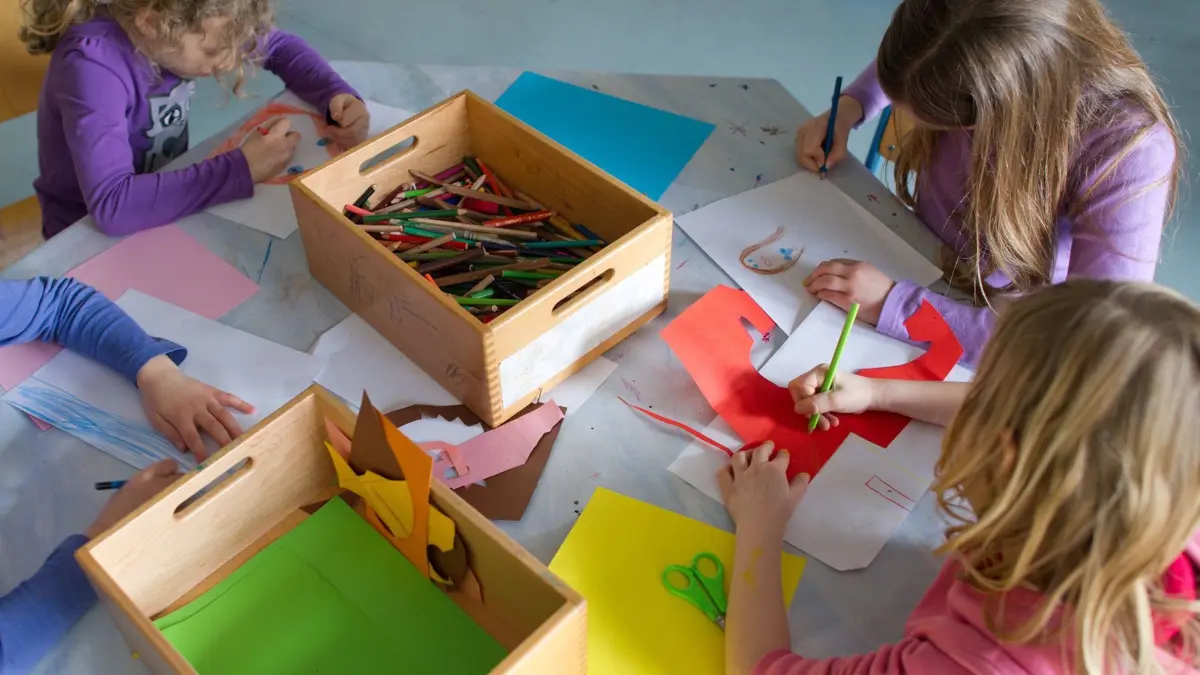 ARCHIV - 29.02.2012, Baden-Württemberg, Mannheim: Grundschülerinnen sind in einem Kinderhort mit Bastelarbeiten beschäftigt. An die Kinderbetreuung in der Kita soll sich nahtlos eine ganztägige Betreuung in der Grundschule anschließen. (zu dpa: «Ausbau der Ganztagsbetreuung - Bundesförderung verlängert») Foto: Uwe Anspach/dpa +++ dpa-Bildfunk +++