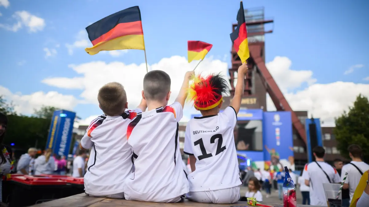 Kinder verfolgen ein Fußball-Spiel beim Public Viewing: ARCHIV - Jubel bei der Fußball-Meisterschaft – aber auch das ganze restliche Gefühlsprogramm: Bei der WM erleben Kinder Spannung, Freude und Enttäuschung oft geballt. Eltern können als «Gefühls-Coaches» helfen. (zu dpa: «Große Gefühle bei der WM: Wie Sie jüngere Kinder begleiten») Foto: Julian Stratenschulte/dpa/dpa-tmn - Honorarfrei nur für Bezieher des dpa-Themendienstes +++ dpa-Themendienst +++