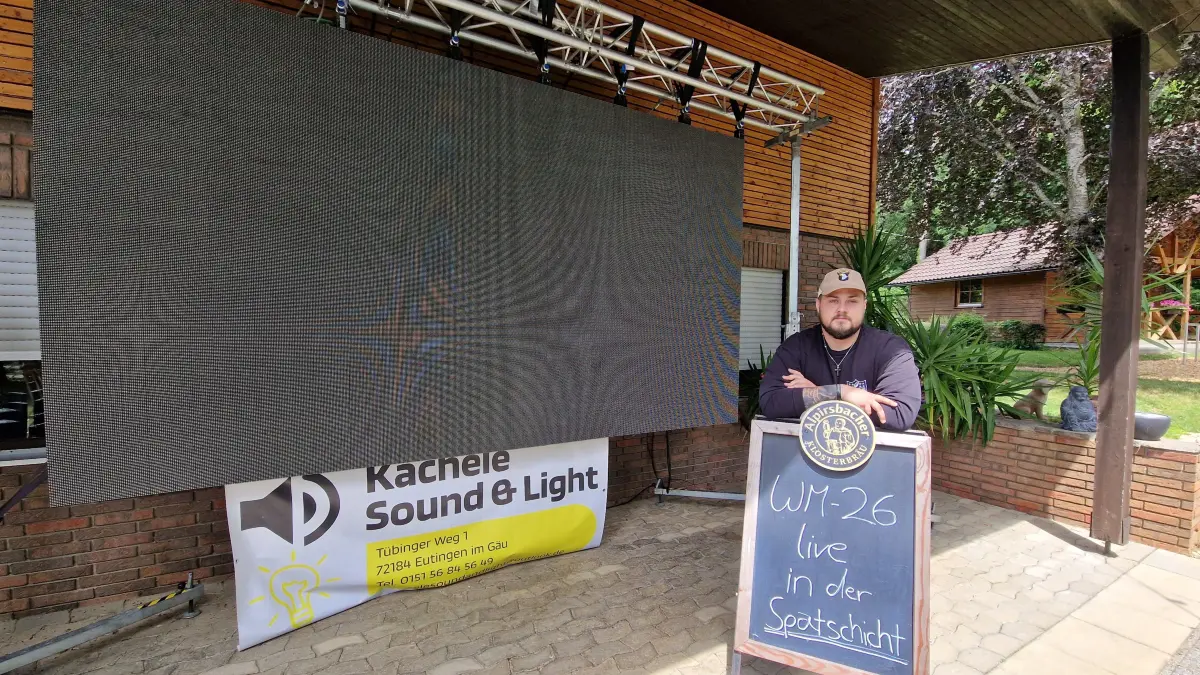 Großes Kino auf dem Schüttehof: Wirt Marvin Cos präsentiert die neue Riesen-Leinwand für die Horber Fußballfans.
