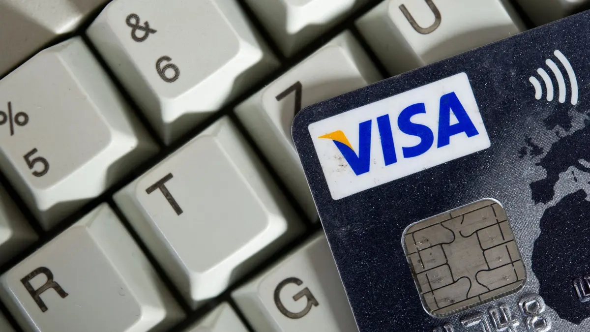 ARCHIV - ILLUSTRATION - Eine Visa-Kreditkarte liegt am 16.09.2014 in Hannover (Niedersachsen) auf einer Tastatur. Die Flensburger Polizei hat ein Netzwerk von sieben mutmaßlichen Onlinebetrügern aufgedeckt. Sechs Männer im Alter von 19 bis 25 Jahren sollen gestanden haben, mit einer Internetseite illegal Zugangsdaten wie Passwörter und Kreditkarten abgegriffen zu haben. Den Gesamtschaden schätzen die Ermittler auf bis zu 100.000 Euro ein. Foto: Ole Spata/dpa (zu dpa «Polizei deckt Netzwerk von Onlinebetrügern auf - Hoher Schaden» vom 04.12.2014) +++(c) dpa - Bildfunk+++
