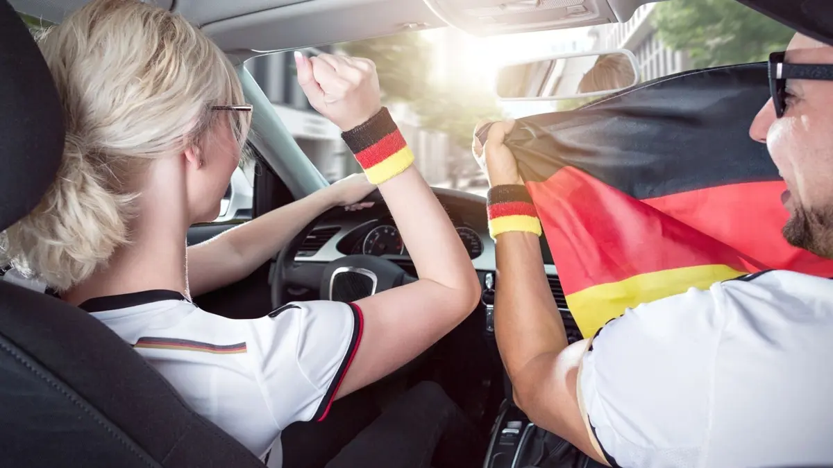 Fußball-WM 2026: Die wichtigsten Regeln zu Autokorso, Deko & Co.: Von Fahnen am Fahrzeug bis zur Heimfahrt nach dem Public Viewing: Der ACV erklärt, was Autofahrer während der WM wissen sollten / Weiterer Text über ots und www.presseportal.de/nr/116025 / Die Verwendung dieses Bildes für redaktionelle Zwecke ist unter Beachtung aller mitgeteilten Nutzungsbedingungen zulässig und dann auch honorarfrei. Veröffentlichung ausschließlich mit Bildrechte-Hinweis.