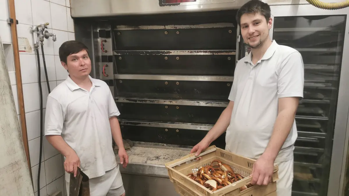 Bäckerei Hans Wucherer musste wegen des Stromausfalls einen Tag lang schließen. Rechts Juniorchef Maximilian Reischl, links Geselle Akbar Jafari.