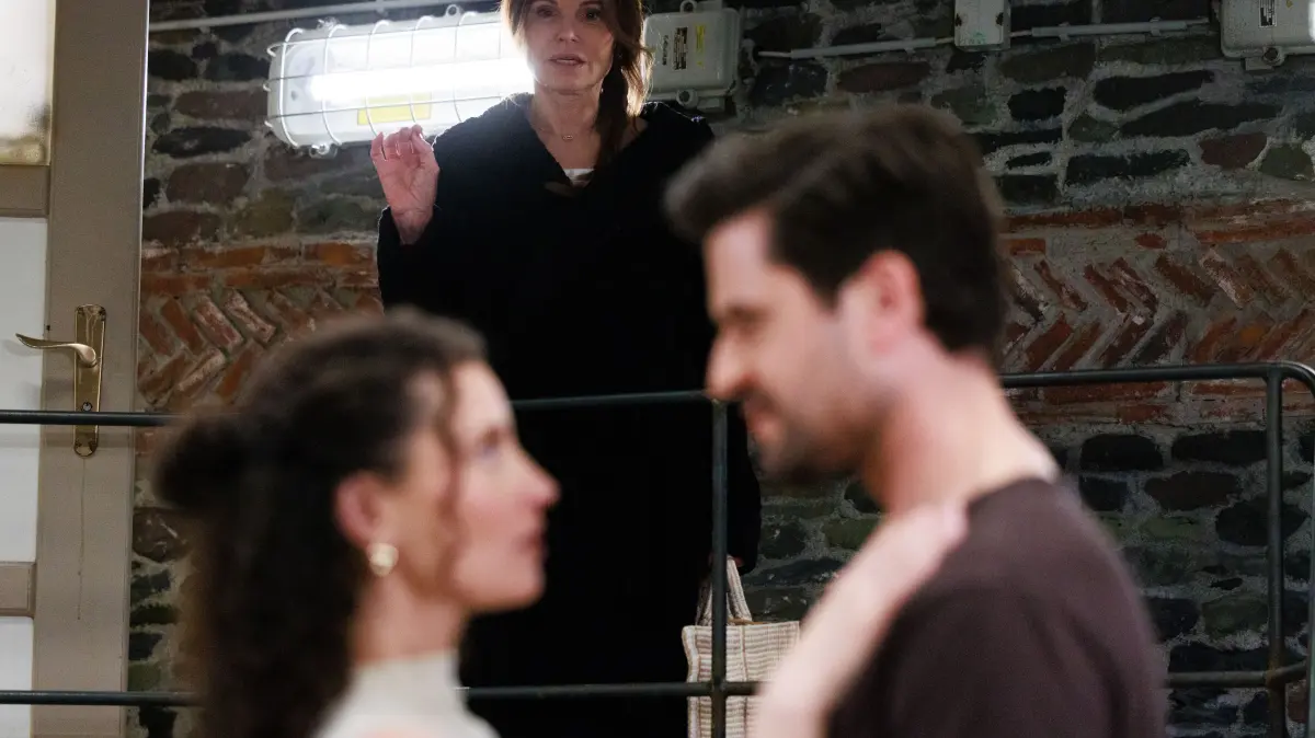 Naomis (Nadine Menz, l.) und Pacos (Milos Vukovic) naher Moment wird von Britta (Tabea Heynig) zerstört...