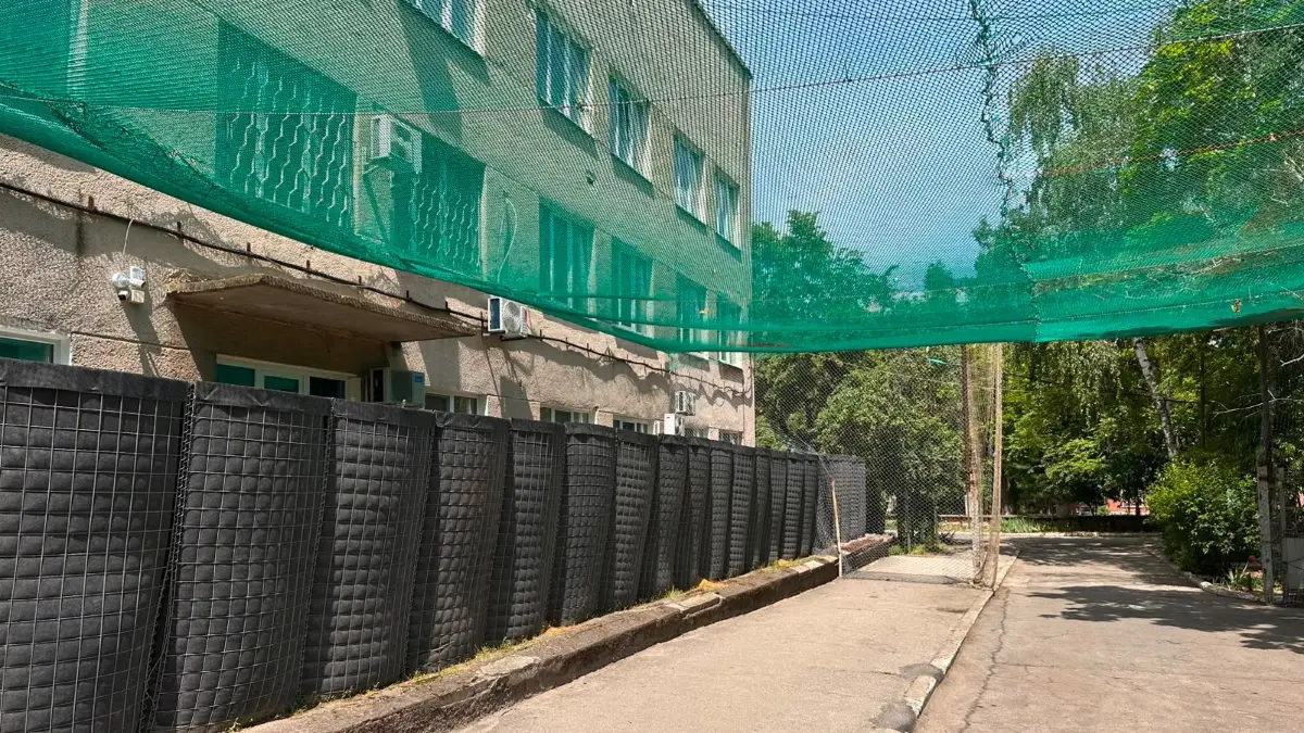 Antidrohnennetze sollen insbesondere den Eingangsbereich der Kinderklinik im ukrainischen Cherson schützen. Dort gibt es vor allem bei Be- und Entladen immer wieder heimtückische Attacken der Russen.