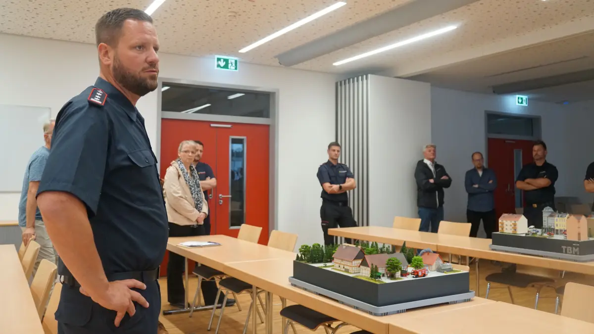 Kommandant Marc Bernhardt im Schulungsraum, wo die Kameradschaft besonders gepflegt werden kann.