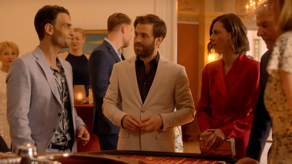 Nihat (Timur Ülker, l.) wird von Matilda (Anna-Katharina Fecher) und Julian (Onno Buß) in die luxuriöse Welt von Monte-Carlo eingeführt, wo er das Leben der Reichen und Schönen kennenlernt.