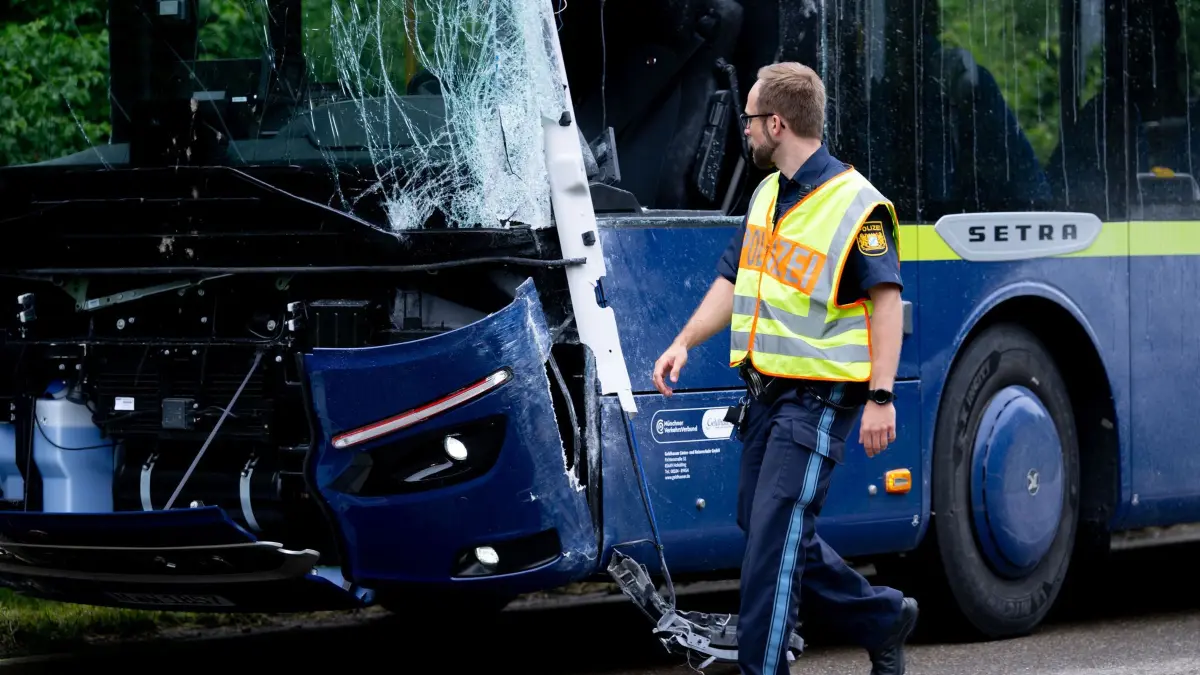 Zwei Busse stoßen in Oberbayern zusammen - mehrere Verletzte