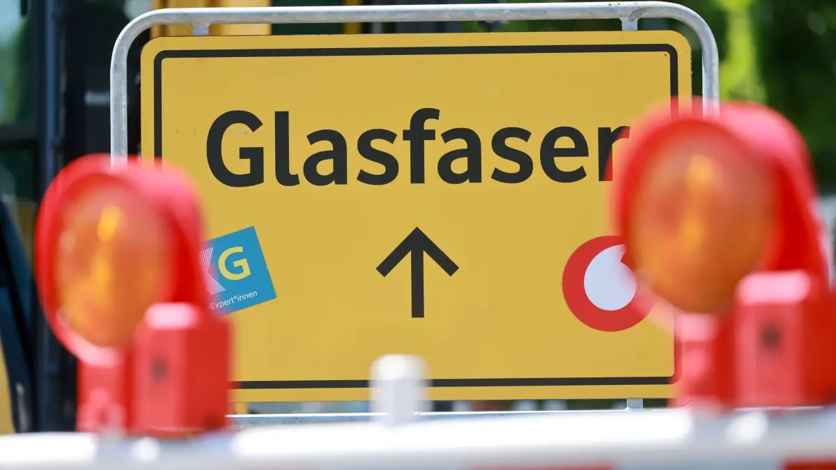 Glasfaserausbau in Erfurt: ARCHIV - 19.06.2025, Thüringen, Erfurt: Ein Schild mit der Aufschrift "Glasfaser" steht beim Baustart für den Glasfaserausbau durch Vodafone an einer Baustelle. Deutschlands Glasfaser-Branche ist in einer schwierigen Lage. (zu dpa: ««Glasfaser in jede Wohnung» - Reform für schnelleren Ausbau») Foto: Michael Reichel/dpa +++ dpa-Bildfunk +++