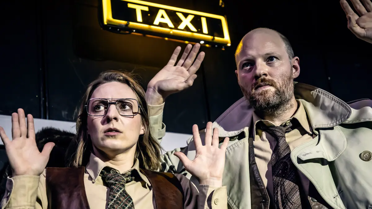 "Taxi nach Drüben": Die unglaubliche, aber wahre Geschichte des Ulmer Doppelagenten fesselt im Podium. Phillipp Löhles ist eine schräge Agentenklamotte, die zum beklemmenden Drama wird.