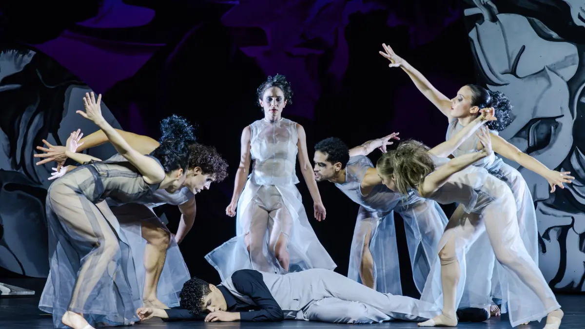 "Giselle": Schön romantisch hat Annett Göhre den Ballett-Klassiker mit der Tanztheater-Compagnie inszeniert. Zart dramatisch spielten live die Philharmoniker unter Panagiotis Papadopoulos.