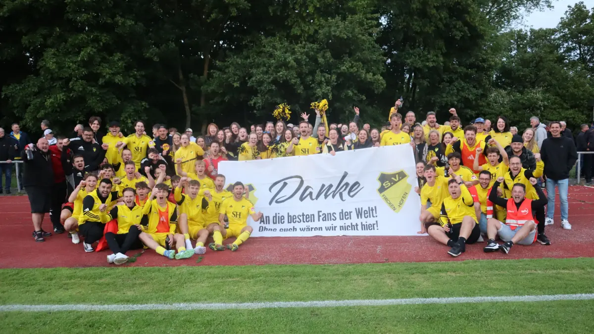Natürlich konnte sich der SV Frickenhofen auch im Relegationsspiel auf seine Fans verlassen, wofür sich die Mannschaft mit einem Banner bedankte.