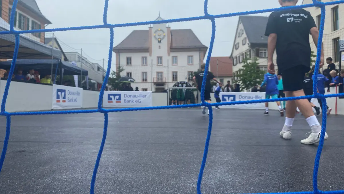 Kleines Turnier vor historischer Kulisse: Ein Marketingturnier der Donau-Iller-Bank belebte den Ehinger Marktplatz am Mittwoch.
