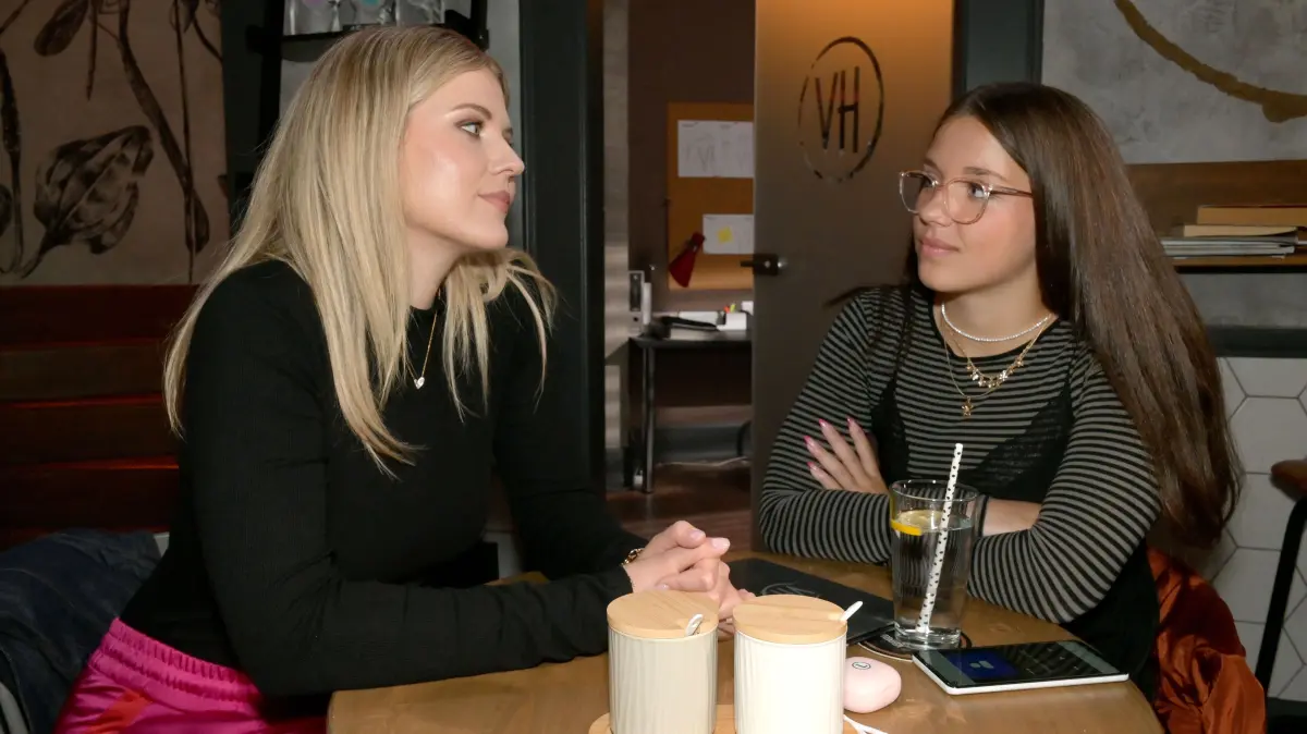 Alicia (Josefin Bressel) quetscht Kate über ihr Liebesleben aus.
