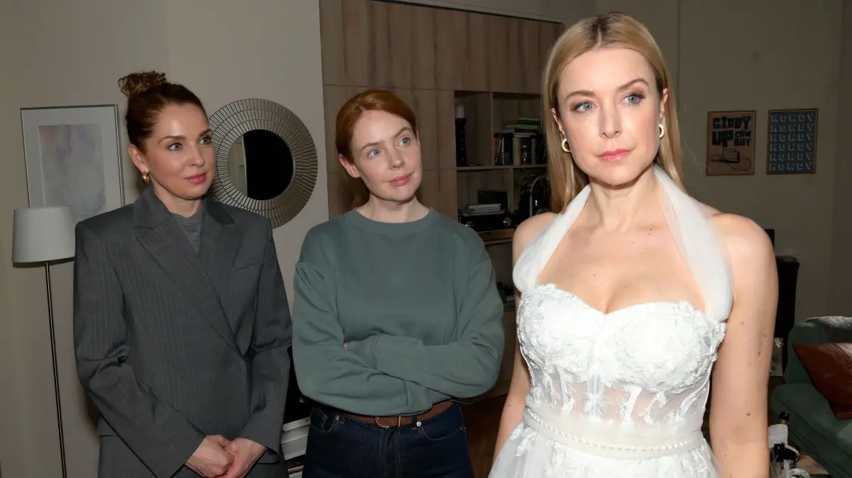 Während Jessicas Hochzeitskleidanprobe kommt Ninas Gesundheitszustand zur Sprache.
