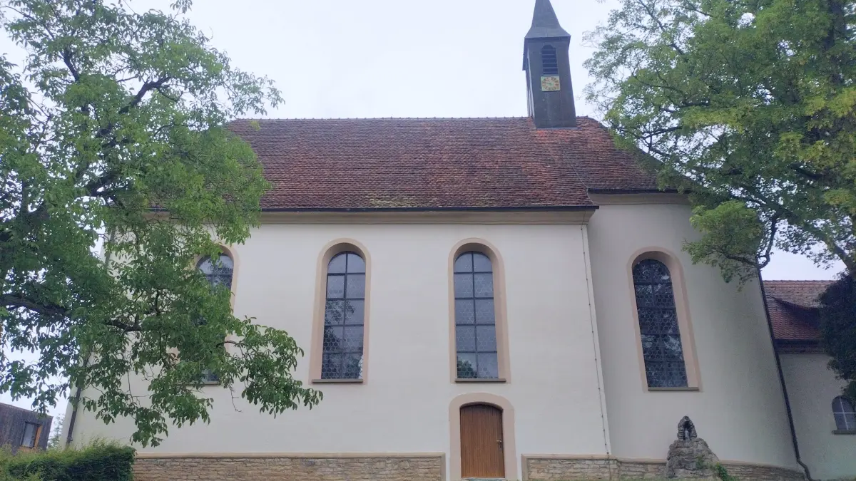 Das Baugerüst ist weg und die Sicht auf die wiederaufgefrischte Trillfinger Wendelinskapelle wieder frei