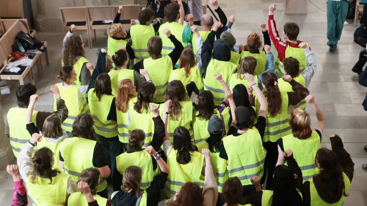 Bündnis „Widersetzen“ lädt zu Aktionstraining ein: 10.06.2026, Thüringen, Erfurt: Unterstützer des Bündnis "Widersetzen" stehen beim Aktionstraining in der Kaufmannskirche in Vorbereitung des am 04.07.2026 geplanten AfD Parteitages in Erfurt. Geübt werden soll u.a. wie Sitzblockaden funktionieren und das Verhalten in Stresssituationen. «Widersetzen» ist ein bundesweites antifaschistisches Aktionsbündnis. Seit 2024 organisiert das Bündnis Großblockaden gegen AfD-Parteitage. Foto: Bodo Schackow/dpa +++ dpa-Bildfunk +++