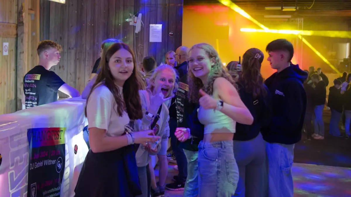 Let's party: das Barteam hat bei der Hangfest-Premiere in der Echohanghalle viel zu tun. Die Partygänger und -gängerinnen sind gut gelaunt.