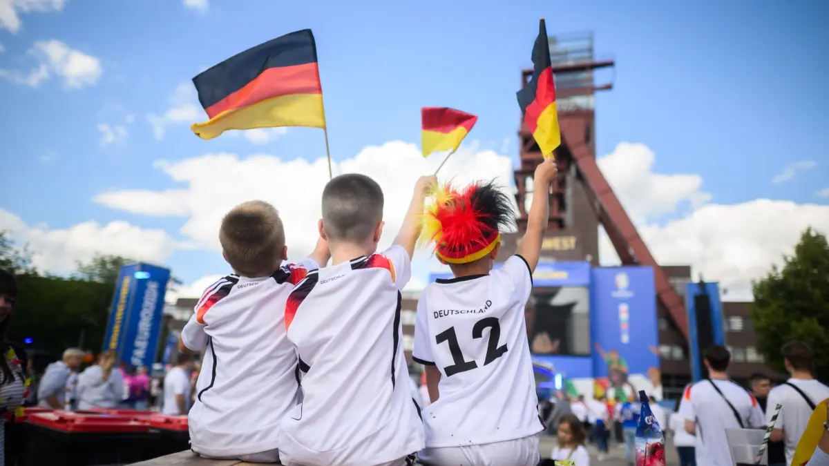 Kinder verfolgen ein Fußball-Spiel beim Public Viewing: ARCHIV - Jubel bei der Fußball-Meisterschaft – aber auch das ganze restliche Gefühlsprogramm: Bei der WM erleben Kinder Spannung, Freude und Enttäuschung oft geballt. Eltern können als «Gefühls-Coaches» helfen. (zu dpa: «Große Gefühle bei der WM: Wie Sie jüngere Kinder begleiten») Foto: Julian Stratenschulte/dpa/dpa-mag - Honorarfrei nur für Bezieher des Dienstes dpa-Magazin +++ dpa-Magazin +++