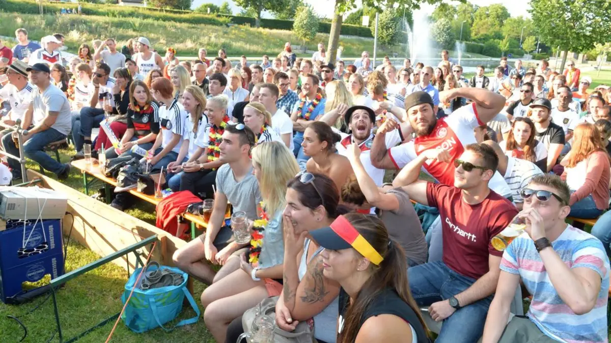 Das öffentliche Gucken am Groggensee während der WM 2014. Damals holte das DFB-Team den Titel. Heuer traut den Nagelsmännern kein befragter Promi aus dem Raum Ehingen diesen Wurf zu.